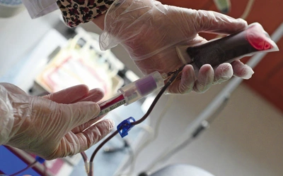 Krew może oddać osoba pomiędzy 18. a 65. rokiem życia, która jest zdrowa i nie przyjmuje leków.