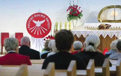 Na wieczór modlitwy złożyły się m.in. Eucharystia, konferencja, modlitwa o wylanie darów Pocieszyciela, uwielbienie i agapa. 
