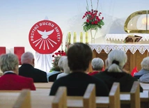 Na wieczór modlitwy złożyły się m.in. Eucharystia, konferencja, modlitwa o wylanie darów Pocieszyciela, uwielbienie i agapa. 
