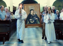 Członkowie duszpasterstwa trzeźwości wnieśli wizerunek Matki Bożej od Wykupu Niewolników do cieszyńskiego kościoła. 