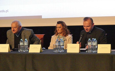 Od prawej: ks. dr Tomasz Gwoździewicz, dr Ewelina Mączka i ks. prof. Henryk Olszar.