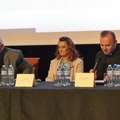 Od prawej: ks. dr Tomasz Gwoździewicz, dr Ewelina Mączka i ks. prof. Henryk Olszar.
