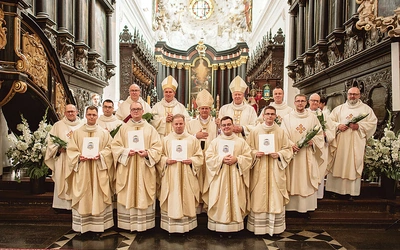 Nowo wyświęceni prezbiterzy z biskupami i archidiecezjalnymi księżmi.