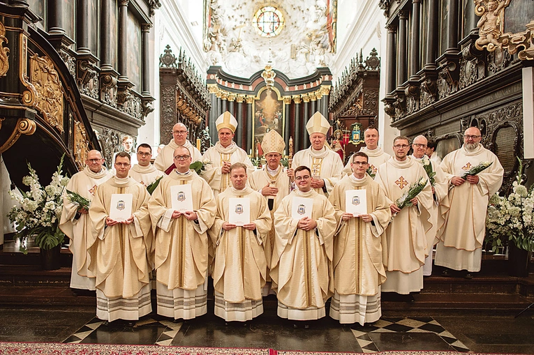 Nowo wyświęceni prezbiterzy z biskupami i archidiecezjalnymi księżmi.