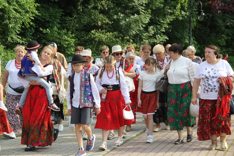 Pielgrzymka ze Sromowiec do kościoła jubileuszowego w Szczawnicy