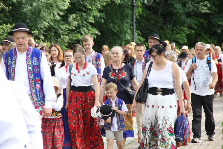 Pielgrzymka ze Sromowiec do kościoła jubileuszowego w Szczawnicy