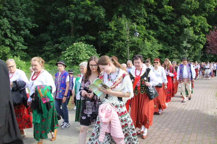 Pielgrzymka ze Sromowiec do kościoła jubileuszowego w Szczawnicy