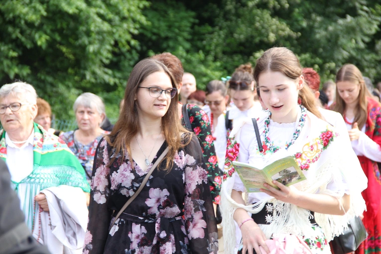 Pielgrzymka ze Sromowiec do kościoła jubileuszowego w Szczawnicy