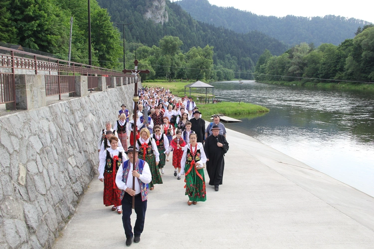 Pielgrzymka ze Sromowiec do kościoła jubileuszowego w Szczawnicy