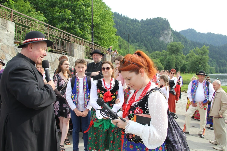 Pielgrzymka ze Sromowiec do kościoła jubileuszowego w Szczawnicy