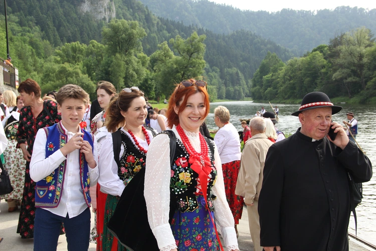 Pielgrzymka ze Sromowiec do kościoła jubileuszowego w Szczawnicy
