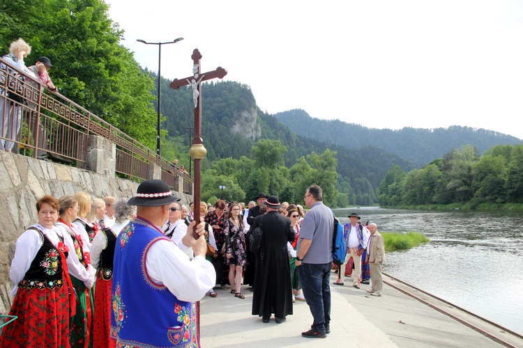 Pielgrzymka ze Sromowiec do kościoła jubileuszowego w Szczawnicy