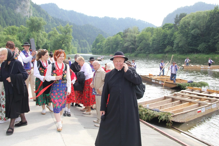 Pielgrzymka ze Sromowiec do kościoła jubileuszowego w Szczawnicy
