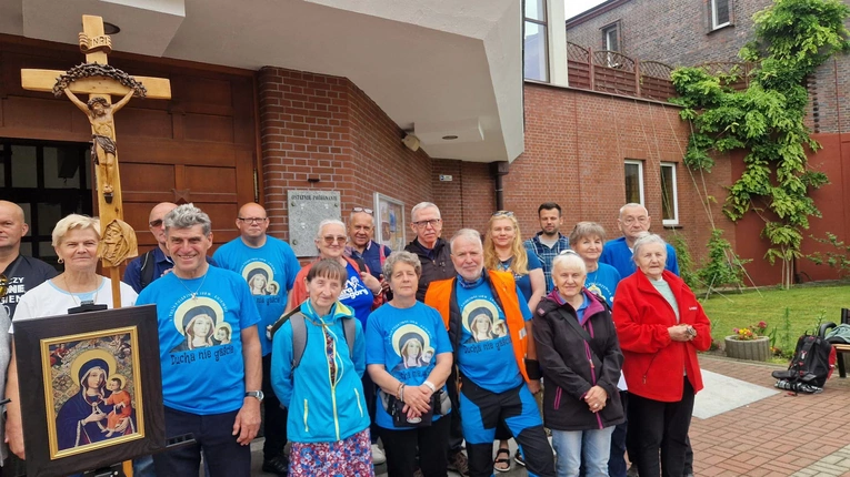 Idą do Gietrzwałdu