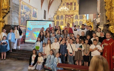 Ks. Jacek Kucharski z wiernymi i duszpasterzami.