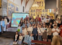 Ks. Jacek Kucharski z wiernymi i duszpasterzami.