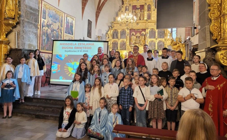 Ks. Jacek Kucharski z wiernymi i duszpasterzami.