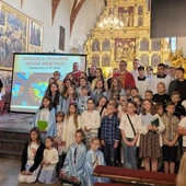 Ks. Jacek Kucharski z wiernymi i duszpasterzami.