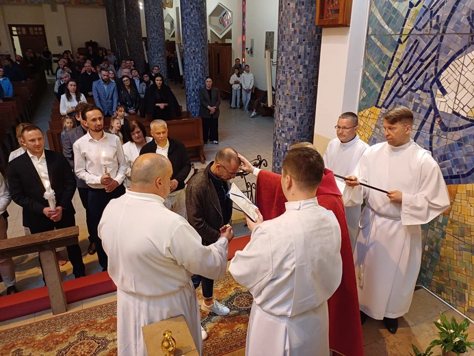Pięciu mężczyzn przyjęło w Gdyni chrzest i bierzmowanie