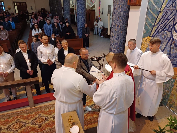 Pięciu mężczyzn przyjęło w Gdyni chrzest i bierzmowanie