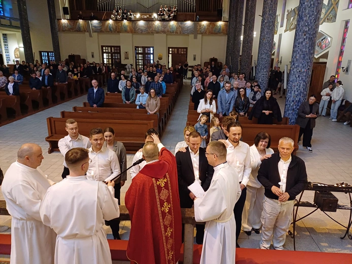 Pięciu mężczyzn przyjęło w Gdyni chrzest i bierzmowanie