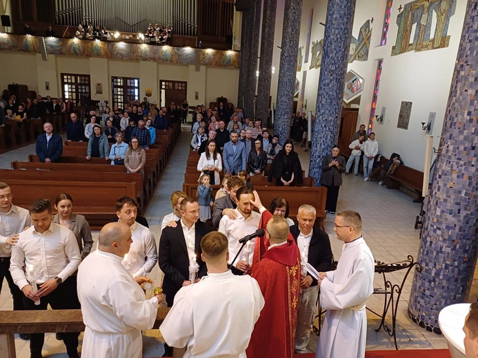 Pięciu mężczyzn przyjęło w Gdyni chrzest i bierzmowanie