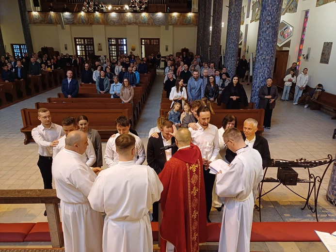 Pięciu mężczyzn przyjęło w Gdyni chrzest i bierzmowanie