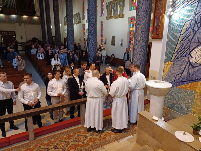 Pięciu mężczyzn przyjęło w Gdyni chrzest i bierzmowanie