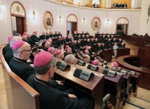 KEP w Katowicach. Biskupi w gmachu Sejmu Śląskiego