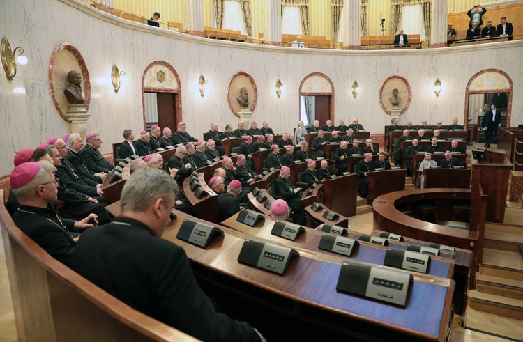 KEP w Katowicach. Biskupi w gmachu Sejmu Śląskiego