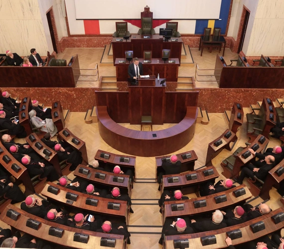 KEP w Katowicach. Biskupi w gmachu Sejmu Śląskiego