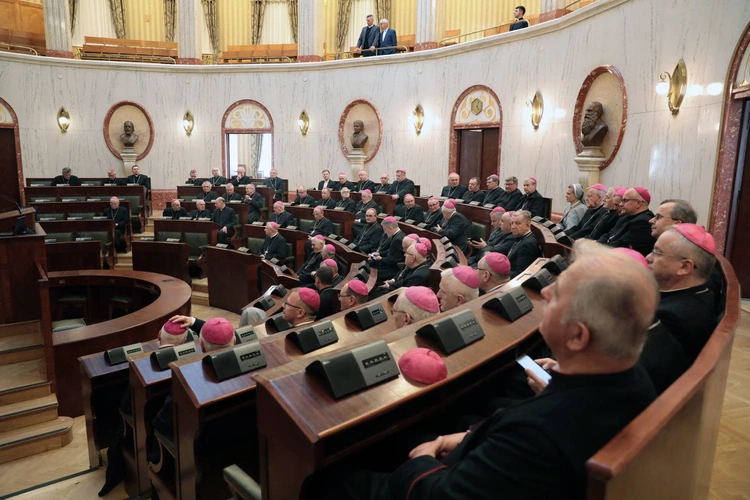KEP w Katowicach. Biskupi w gmachu Sejmu Śląskiego