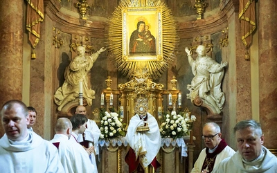 Rozpoczęcie procesji eucharystycznej w kaplicy Matki Bożej Pokornej.