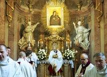 Rozpoczęcie procesji eucharystycznej w kaplicy Matki Bożej Pokornej.