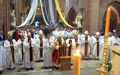 Eucharystię w dniu odpustu razem z nuncjuszem koncelebrowali biskupi metropolii górnośląskiej i wielu księży. 