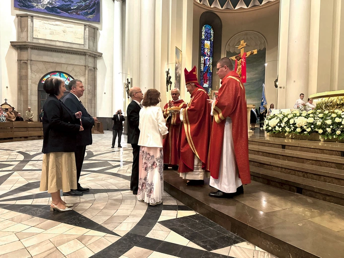 W procesji z darami przyniesiono  m.in. egzemplarz nowo wydanego  informatora o ruchach, stowarzyszeniach  i wspólnotach w archidiecezji katowickiej. 