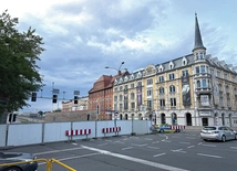 2 czerwca dookoła obiektu ustawiono barierki,  a okolicę patrolują służby miejskie.