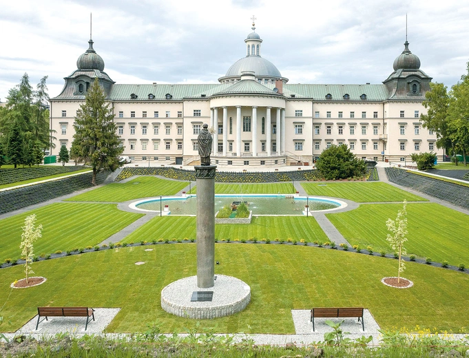 Statuę świętego postawiono w południowej części terenu. 