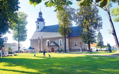 Sanktuarium  z wizerunkiem MB z Dzieciątkiem na srebrnej blasze. Medalion, który cudownie odnaleziono w 1716 roku, znajduje się w ołtarzu głównym. 