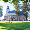 Sanktuarium  z wizerunkiem MB z Dzieciątkiem na srebrnej blasze. Medalion, który cudownie odnaleziono w 1716 roku, znajduje się w ołtarzu głównym. 