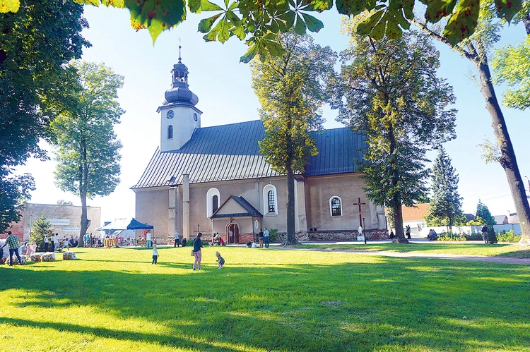 Sanktuarium  z wizerunkiem MB z Dzieciątkiem na srebrnej blasze. Medalion, który cudownie odnaleziono w 1716 roku, znajduje się w ołtarzu głównym. 