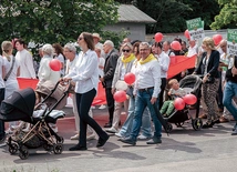 Wiele osób  przybyło w białych strojach symbolizujących czystość, ale kolorów nie brakowało – były balony, flagi, transparenty. 