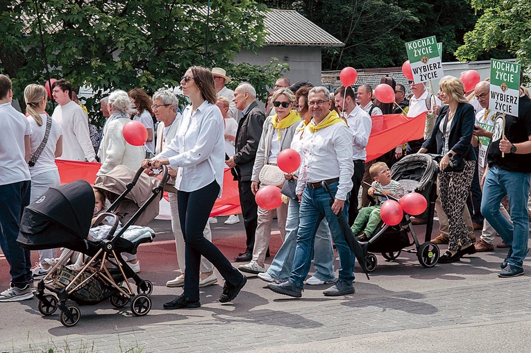 Wiele osób  przybyło w białych strojach symbolizujących czystość, ale kolorów nie brakowało – były balony, flagi, transparenty. 