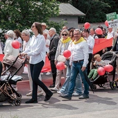 Wiele osób  przybyło w białych strojach symbolizujących czystość, ale kolorów nie brakowało – były balony, flagi, transparenty. 