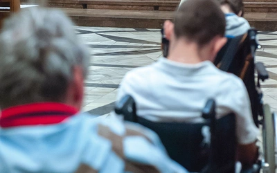 Uczestnicy podczas adoracji Najświętszego Sakramentu. 