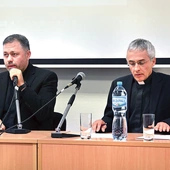 Po wykładach był czas na pytania. Tu ks. Yuriy Shchurko (z lewej) i ks. Rajmund Porada.  