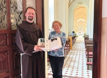 Panewnicka wieczysta adoracja  to źródło wielu łask – dowodami zapełnia się już druga księga, którą o. Samuel i pani Barbara prezentują  przed odnowioną kaplicą. 