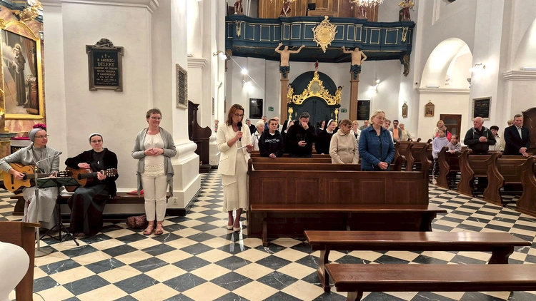  W rawskiej parafii czuwanie poprowadziła grupa Odnowy w Duchu Świętym „Nadzieja”.