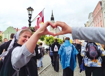  Pielgrzymi nadziei w drodze do bolesławieckiej bazyliki. 