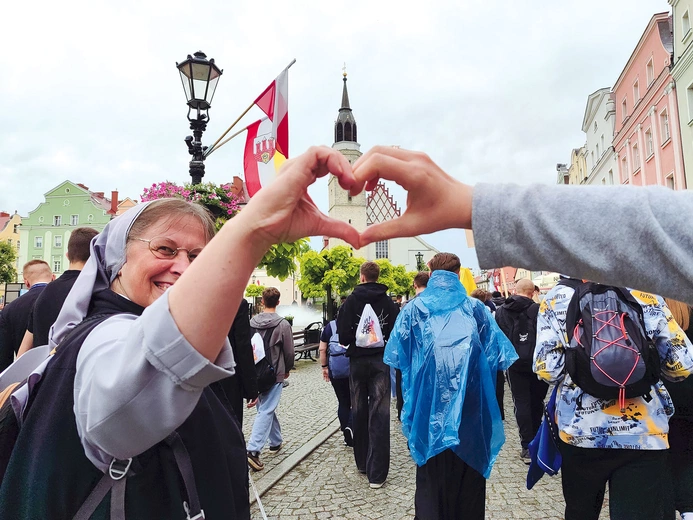   Pielgrzymi nadziei w drodze do bolesławieckiej bazyliki. 